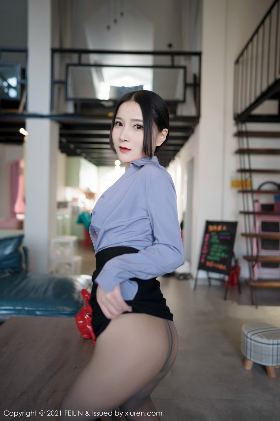 [FeiLin嗲囡囡]VOL.275_嫩模林煊煊职场秘书OL制服脱衬衣露性感黑色内衣诱惑写真44P