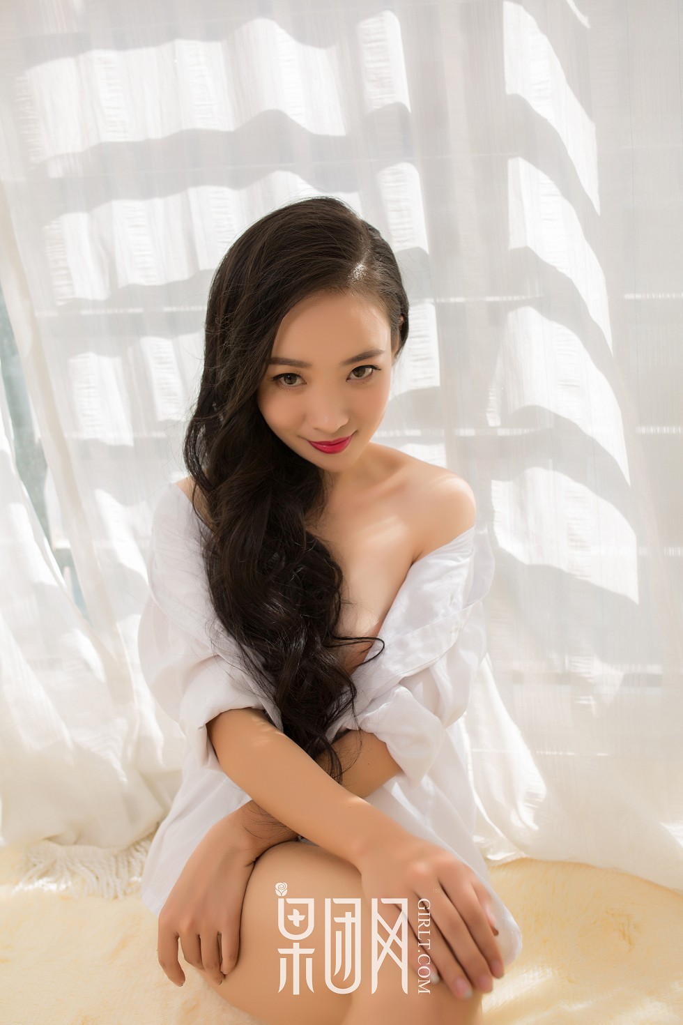 [GIRLT果团网]TG031_清纯学生妹私房制服配黑丝网袜+真空白衬衣撩人诱惑写真71P