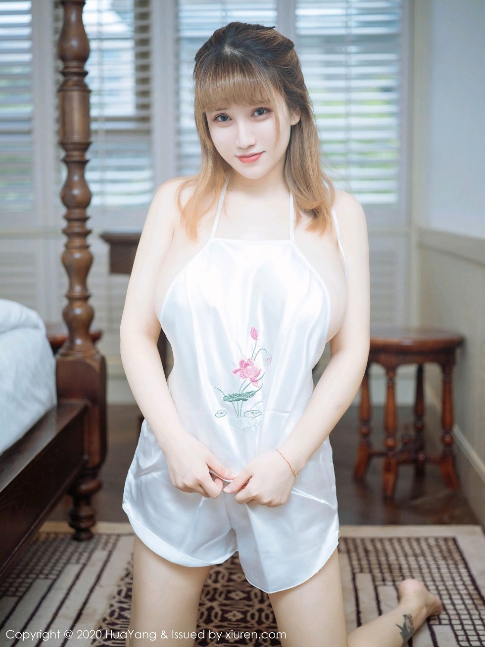 [HuaYang花漾]Vol.336_嫩模周大萌杭州旅拍纯白丝质肚兜半脱露傲人豪乳极致诱惑写真40P