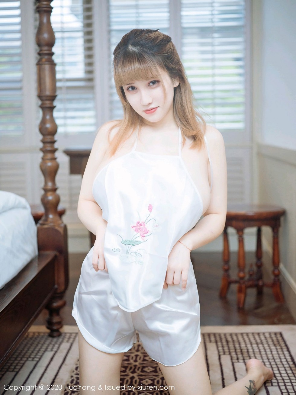 [HuaYang花漾]Vol.336_嫩模周大萌杭州旅拍纯白丝质肚兜半脱露傲人豪乳极致诱惑写真40P