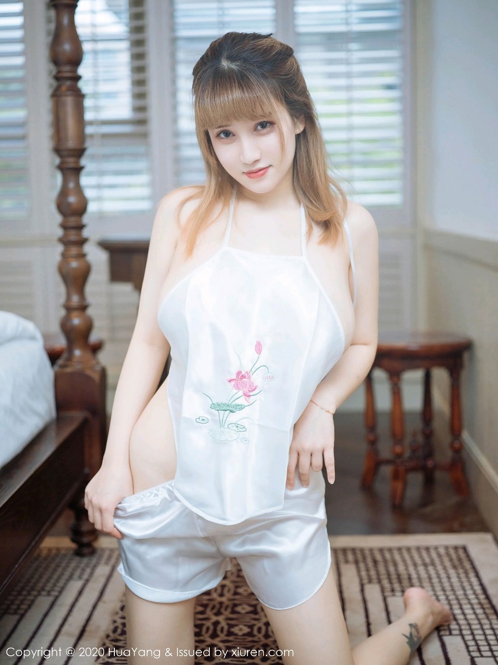 [HuaYang花漾]Vol.336_嫩模周大萌杭州旅拍纯白丝质肚兜半脱露傲人豪乳极致诱惑写真40P