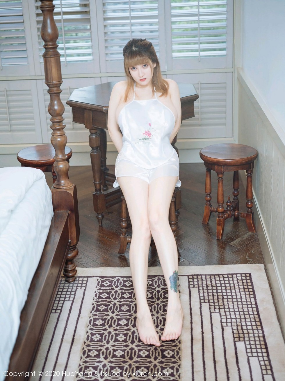 [HuaYang花漾]Vol.336_嫩模周大萌杭州旅拍纯白丝质肚兜半脱露傲人豪乳极致诱惑写真40P