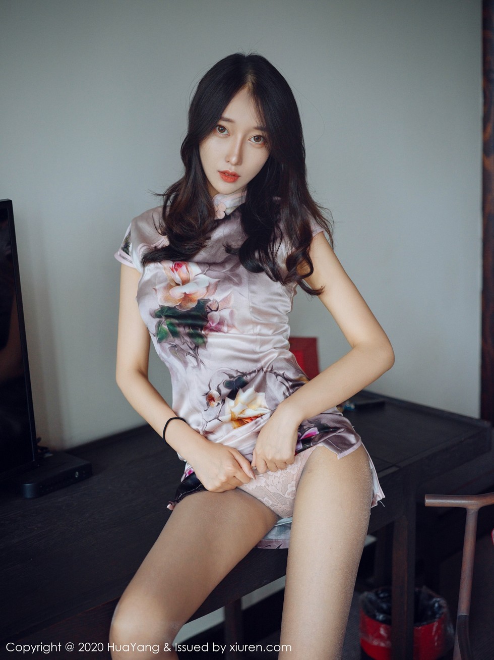 [HuaYang花漾]Vol.339_模特玥儿玥er杭州旅拍脱古韵旗袍露粉色内衣黑丝裤袜诱惑写真52P
