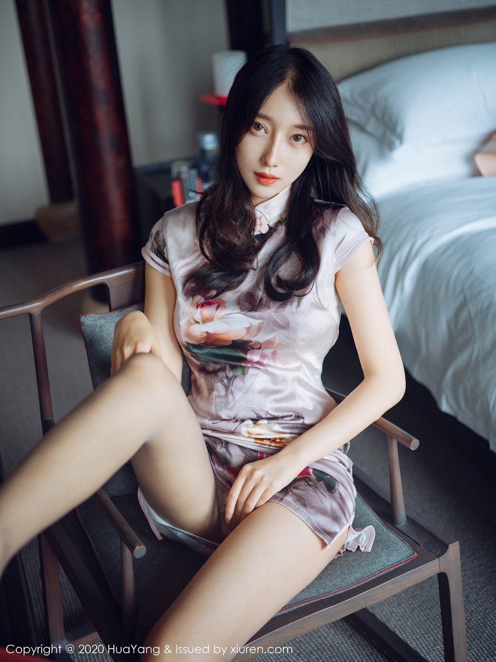 [HuaYang花漾]Vol.339_模特玥儿玥er杭州旅拍脱古韵旗袍露粉色内衣黑丝裤袜诱惑写真52P