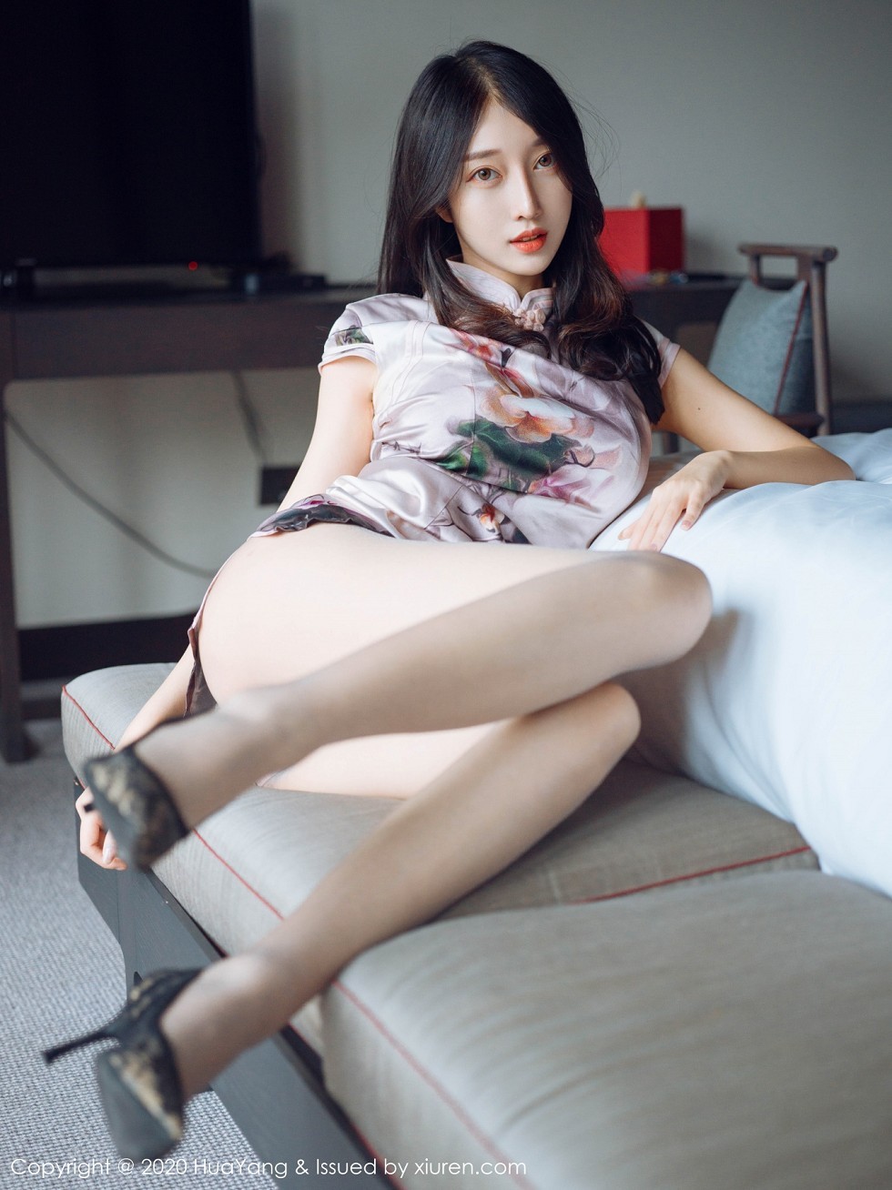 [HuaYang花漾]Vol.339_模特玥儿玥er杭州旅拍脱古韵旗袍露粉色内衣黑丝裤袜诱惑写真52P