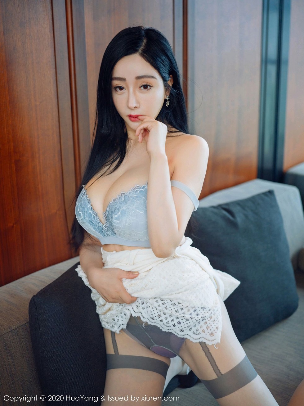 [HuaYang花漾]Vol.342_嫩模允爾厦门旅拍典雅蕾丝长裙配肉丝裤袜半脱撩人诱惑写真42P
