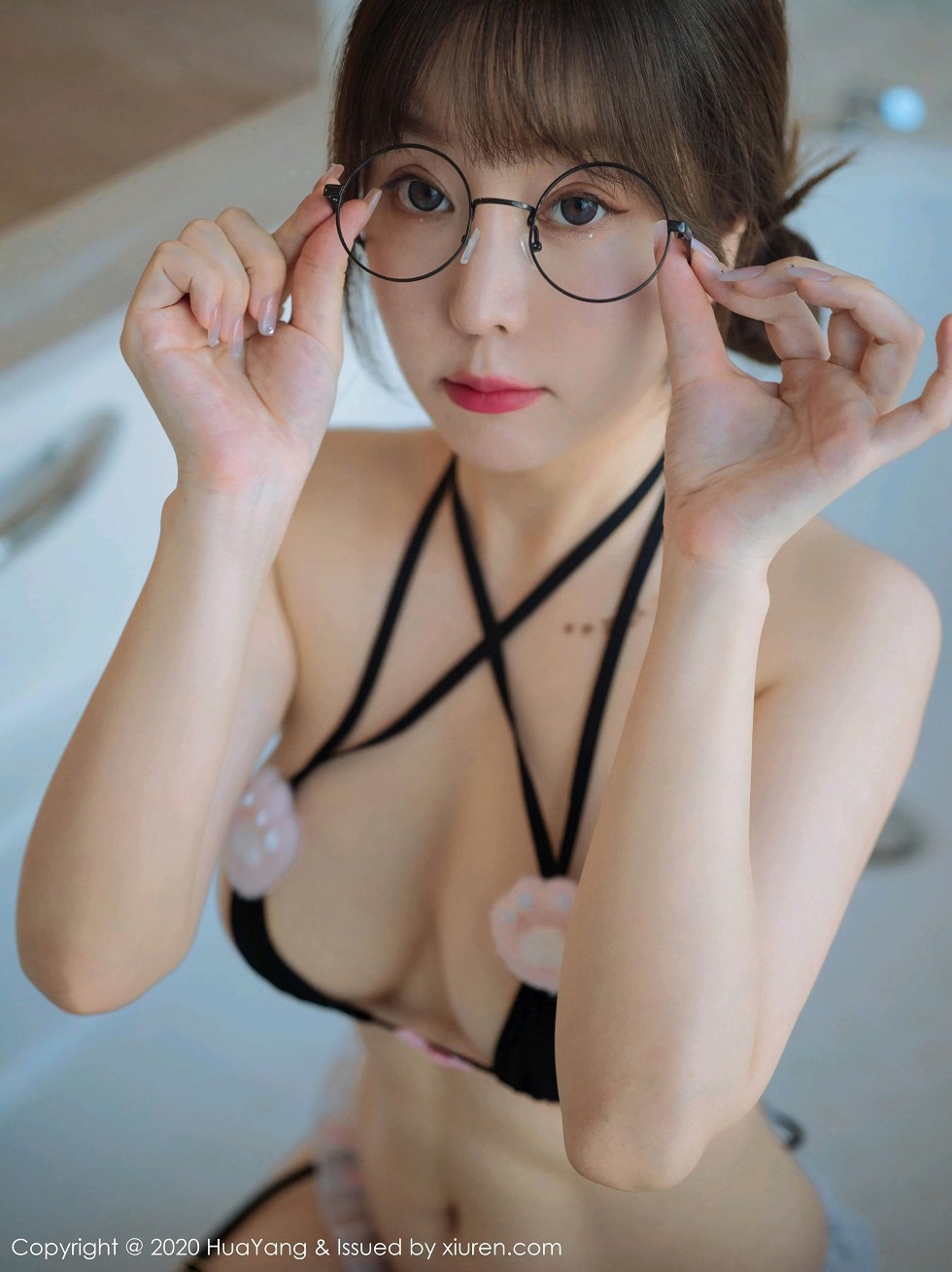 [HuaYang花漾]Vol.343_女神王雨纯厦门旅拍浴室三点式内衣配吊带蕾丝撩人诱惑写真50P
