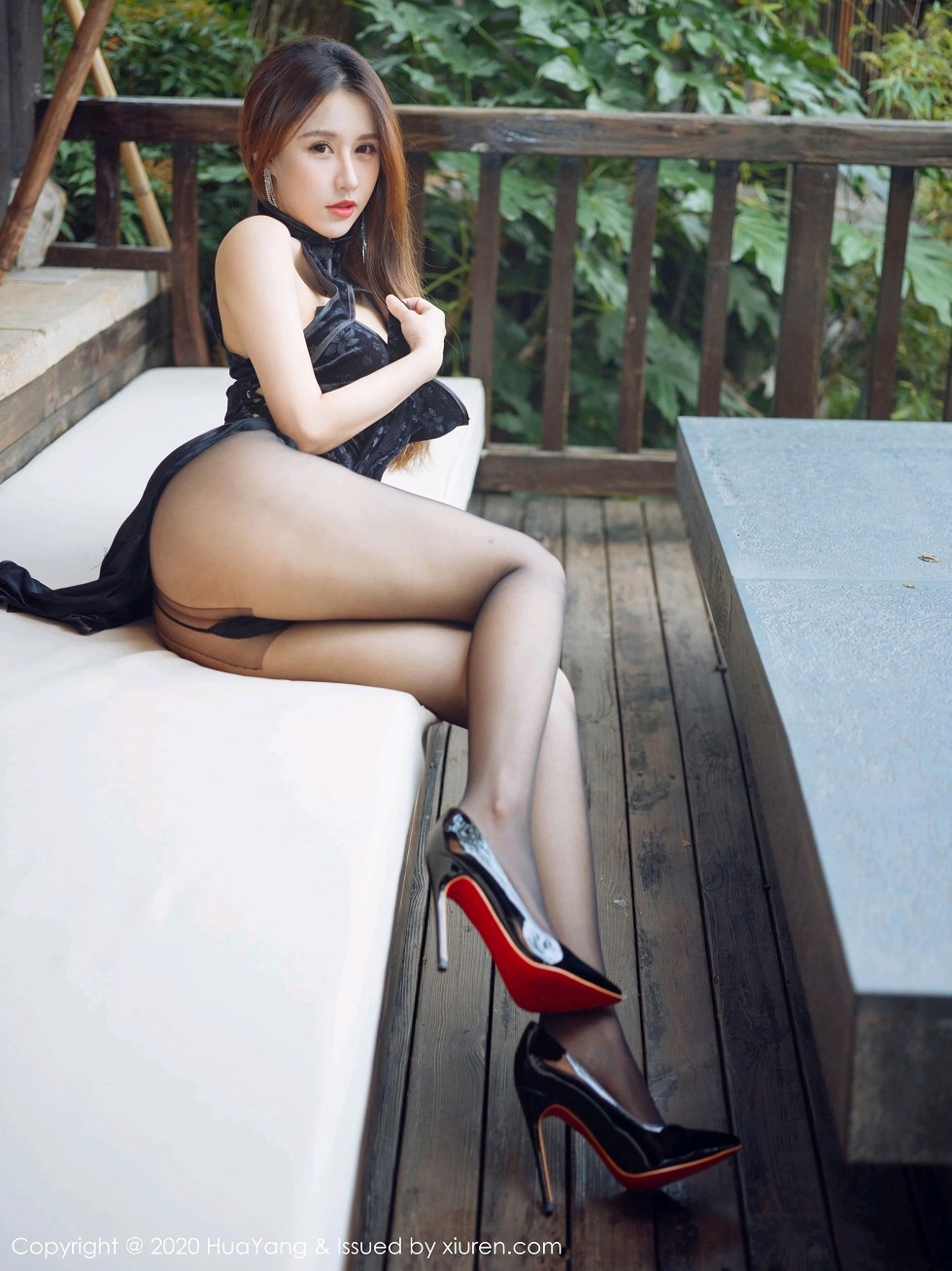 [HuaYang花漾]Vol.344_嫩模徐安安杭州旅拍私房高叉吊裙配无内黑丝裤袜撩人诱惑写真51P