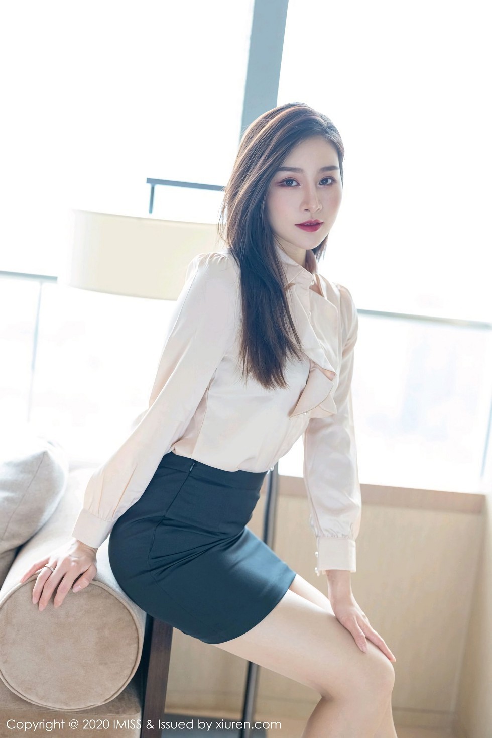 [IMISS爱蜜社]Vol.528_气质美女Vanessa经典职场制服主题沙发上性感内衣完美诱惑写真71P