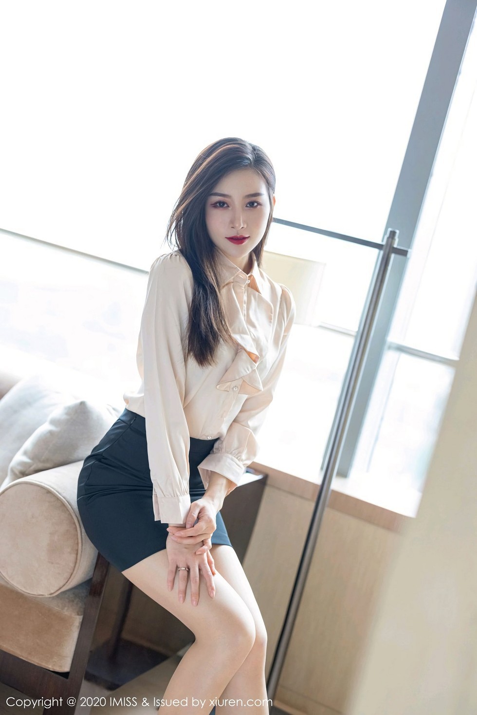 [IMISS爱蜜社]Vol.528_气质美女Vanessa经典职场制服主题沙发上性感内衣完美诱惑写真71P