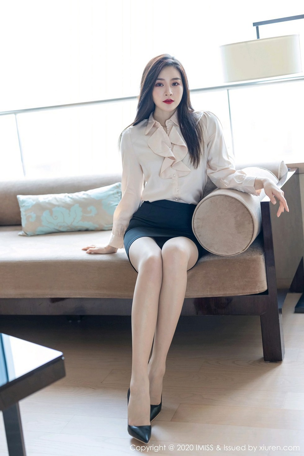 [IMISS爱蜜社]Vol.528_气质美女Vanessa经典职场制服主题沙发上性感内衣完美诱惑写真71P