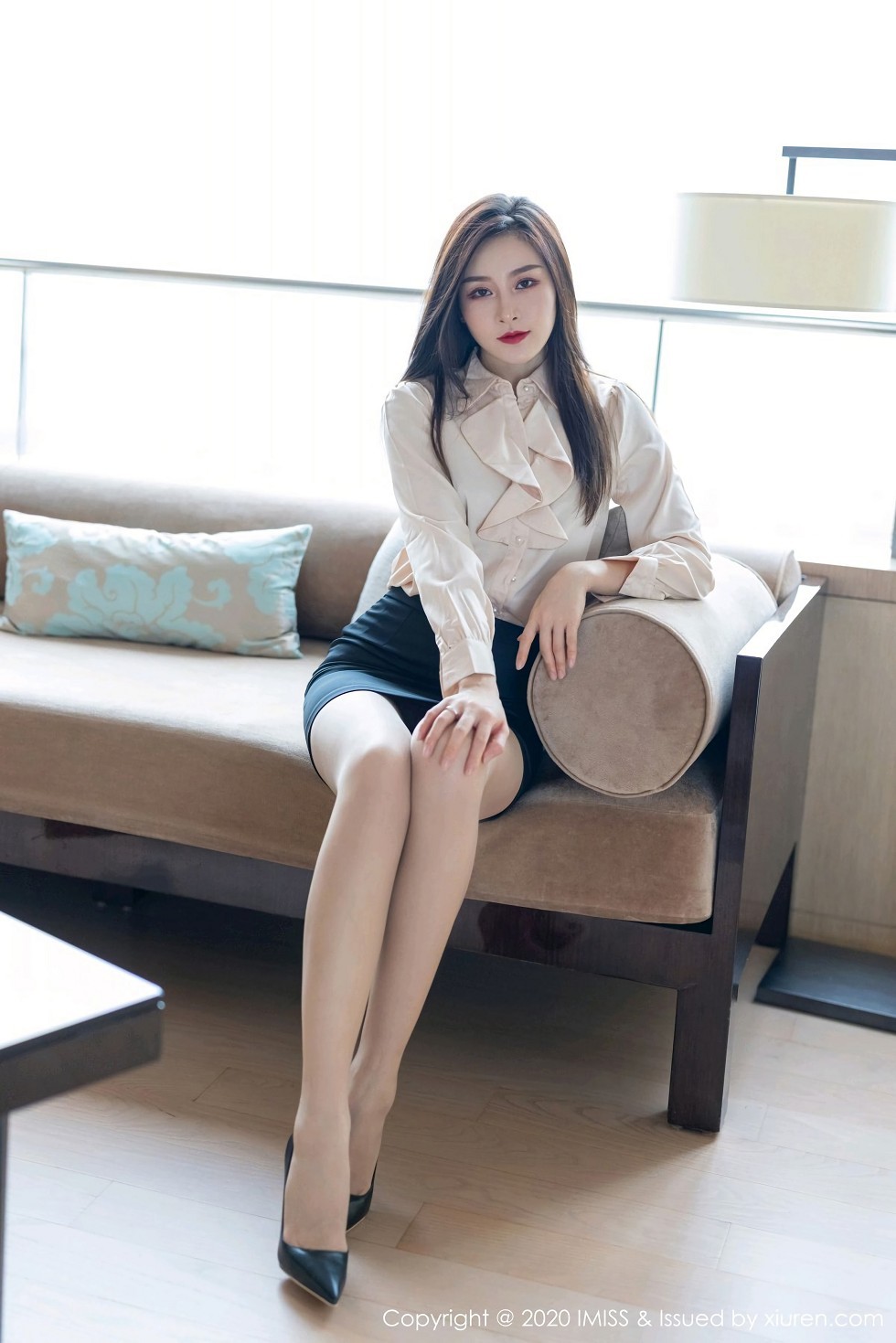[IMISS爱蜜社]Vol.528_气质美女Vanessa经典职场制服主题沙发上性感内衣完美诱惑写真71P