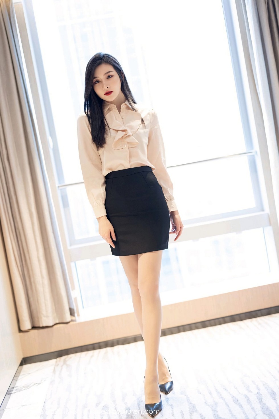 [IMISS爱蜜社]Vol.528_气质美女Vanessa经典职场制服主题沙发上性感内衣完美诱惑写真71P