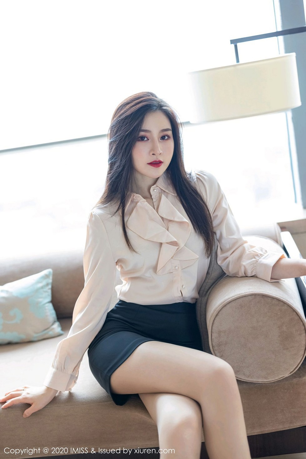 [IMISS爱蜜社]Vol.528_气质美女Vanessa经典职场制服主题沙发上性感内衣完美诱惑写真71P