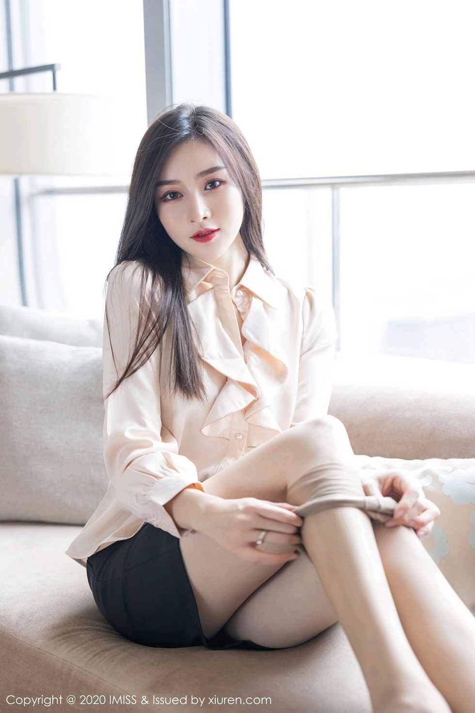[IMISS爱蜜社]Vol.528_气质美女Vanessa经典职场制服主题沙发上性感内衣完美诱惑写真71P