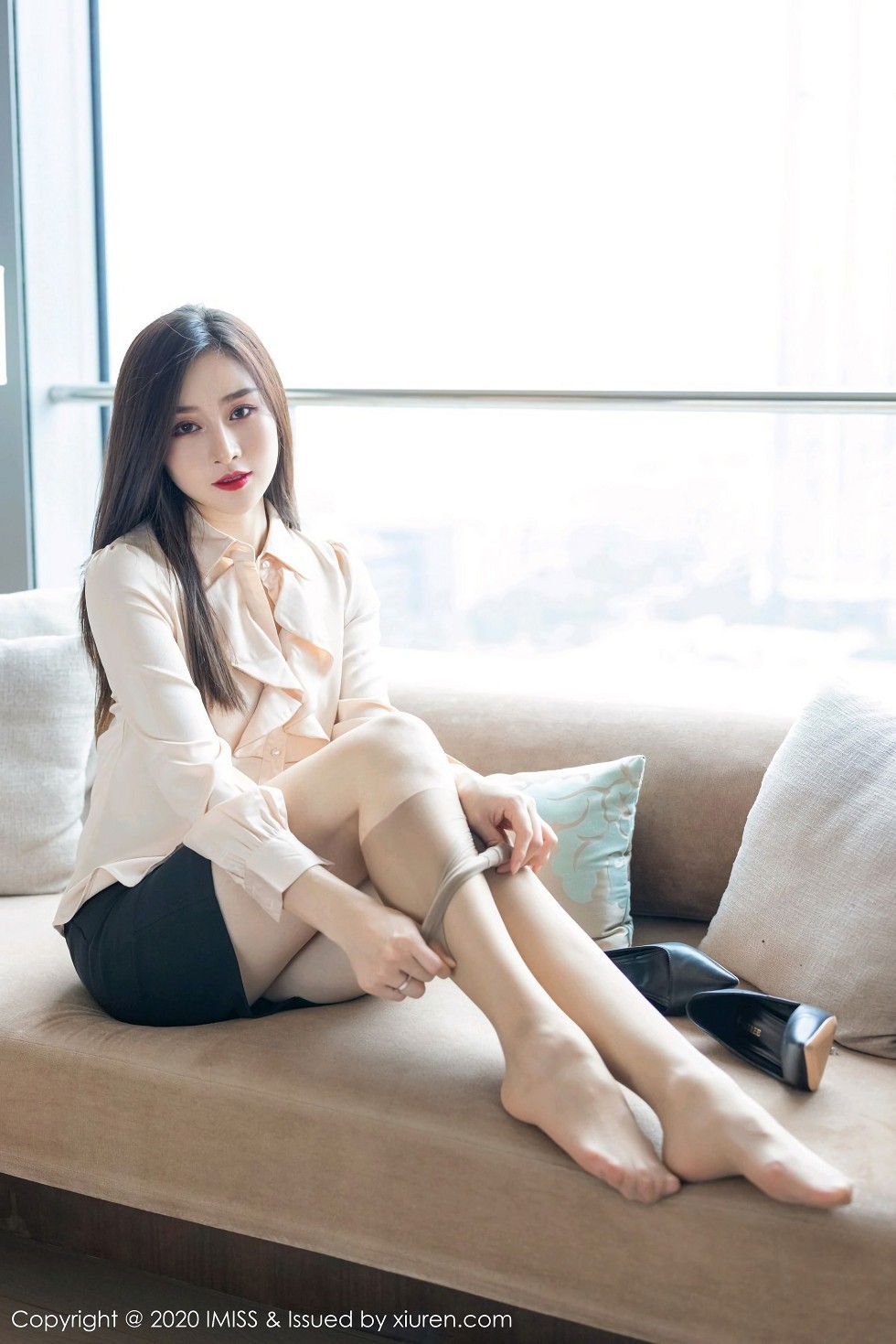 [IMISS爱蜜社]Vol.528_气质美女Vanessa经典职场制服主题沙发上性感内衣完美诱惑写真71P