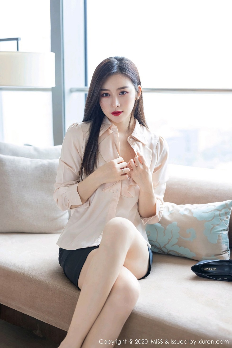 [IMISS爱蜜社]Vol.528_气质美女Vanessa经典职场制服主题沙发上性感内衣完美诱惑写真71P