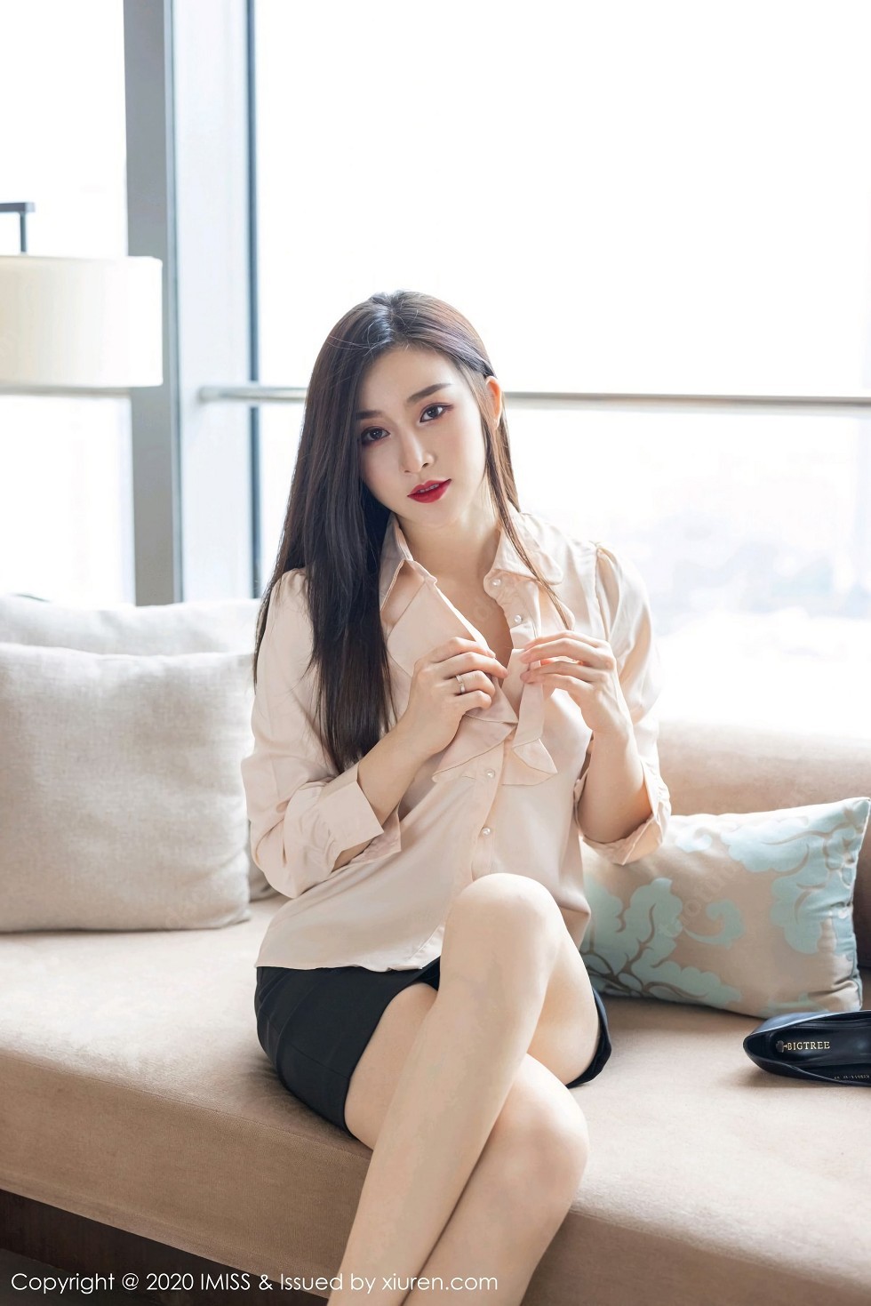 [IMISS爱蜜社]Vol.528_气质美女Vanessa经典职场制服主题沙发上性感内衣完美诱惑写真71P