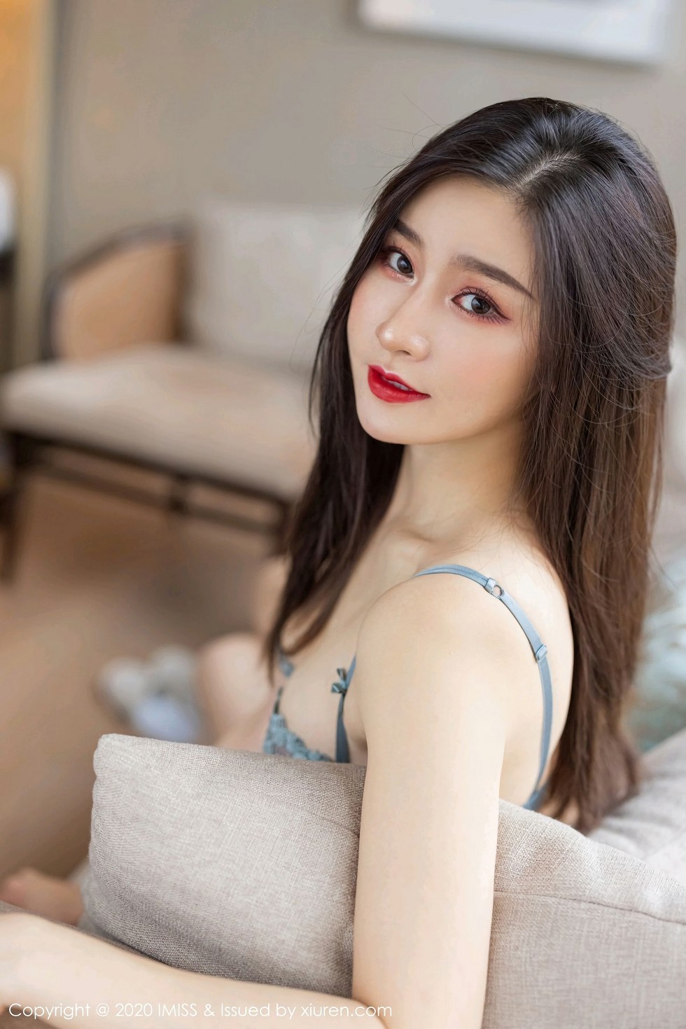 [IMISS爱蜜社]Vol.528_气质美女Vanessa经典职场制服主题沙发上性感内衣完美诱惑写真71P