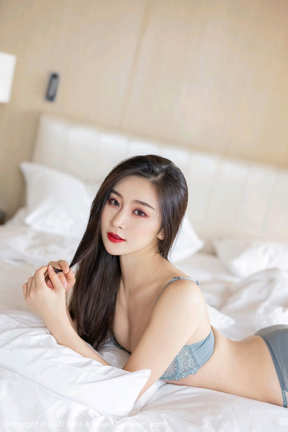 [IMISS爱蜜社]Vol.528_气质美女Vanessa经典职场制服主题沙发上性感内衣完美诱惑写真71P