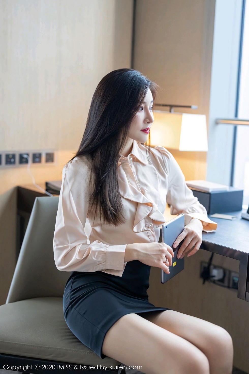 [IMISS爱蜜社]Vol.528_气质美女Vanessa经典职场制服主题沙发上性感内衣完美诱惑写真71P