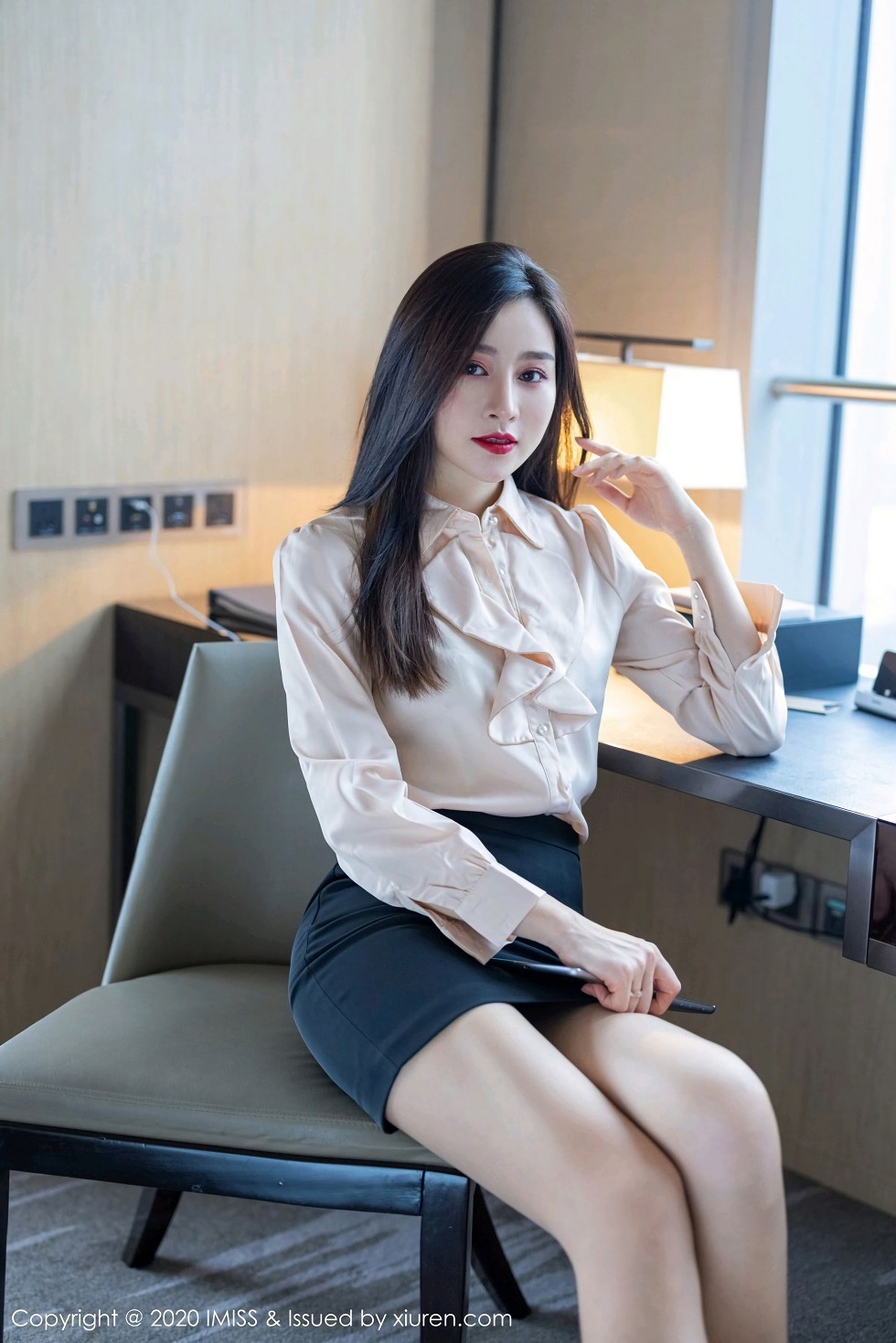 [IMISS爱蜜社]Vol.528_气质美女Vanessa经典职场制服主题沙发上性感内衣完美诱惑写真71P