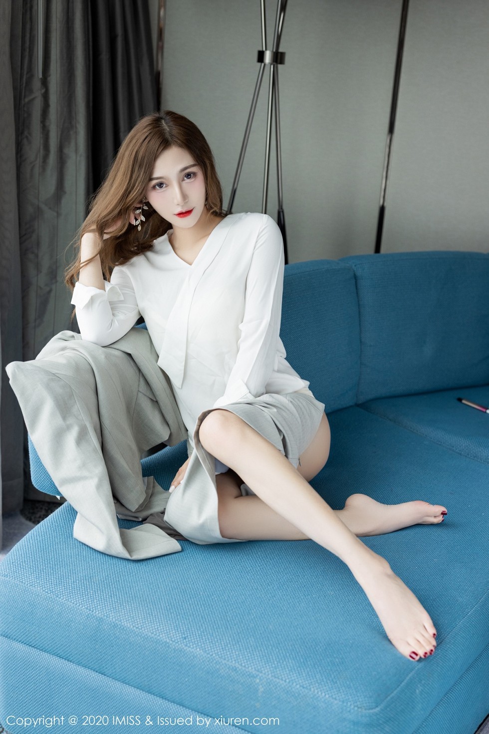 [IMISS爱蜜社]Vol.535_气质女神Lavinia肉洁白典雅服饰半脱露性感内衣完美诱惑写真54P