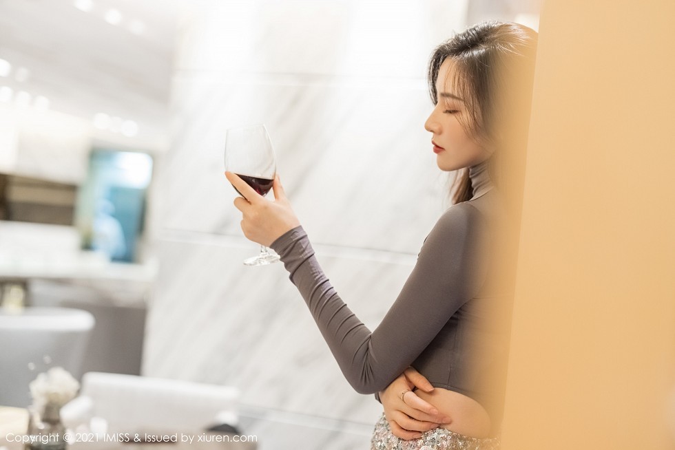 [IMISS爱蜜社]Vol.540_气质美女Vanessa都市OL典雅服饰露性感内衣秀完美身材写真54P
