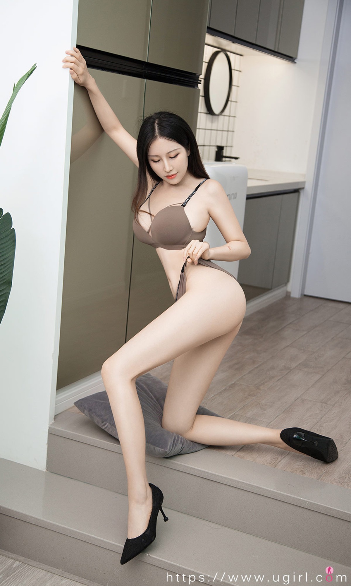[Ugirls爱尤物]No.1995_嫩模月音瞳私房黄色低胸吊裙秀白嫩豪乳撩人诱惑写真35P