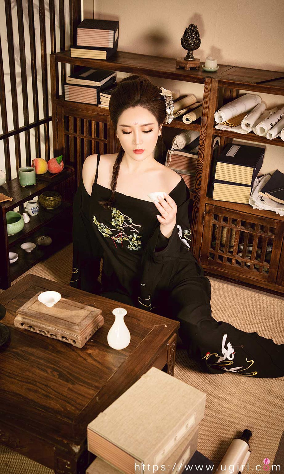 [Ugirls爱尤物]No.2010_嫩模金梓琳私房黑色薄纱服饰+红色霓裳真空透视诱惑写真35P