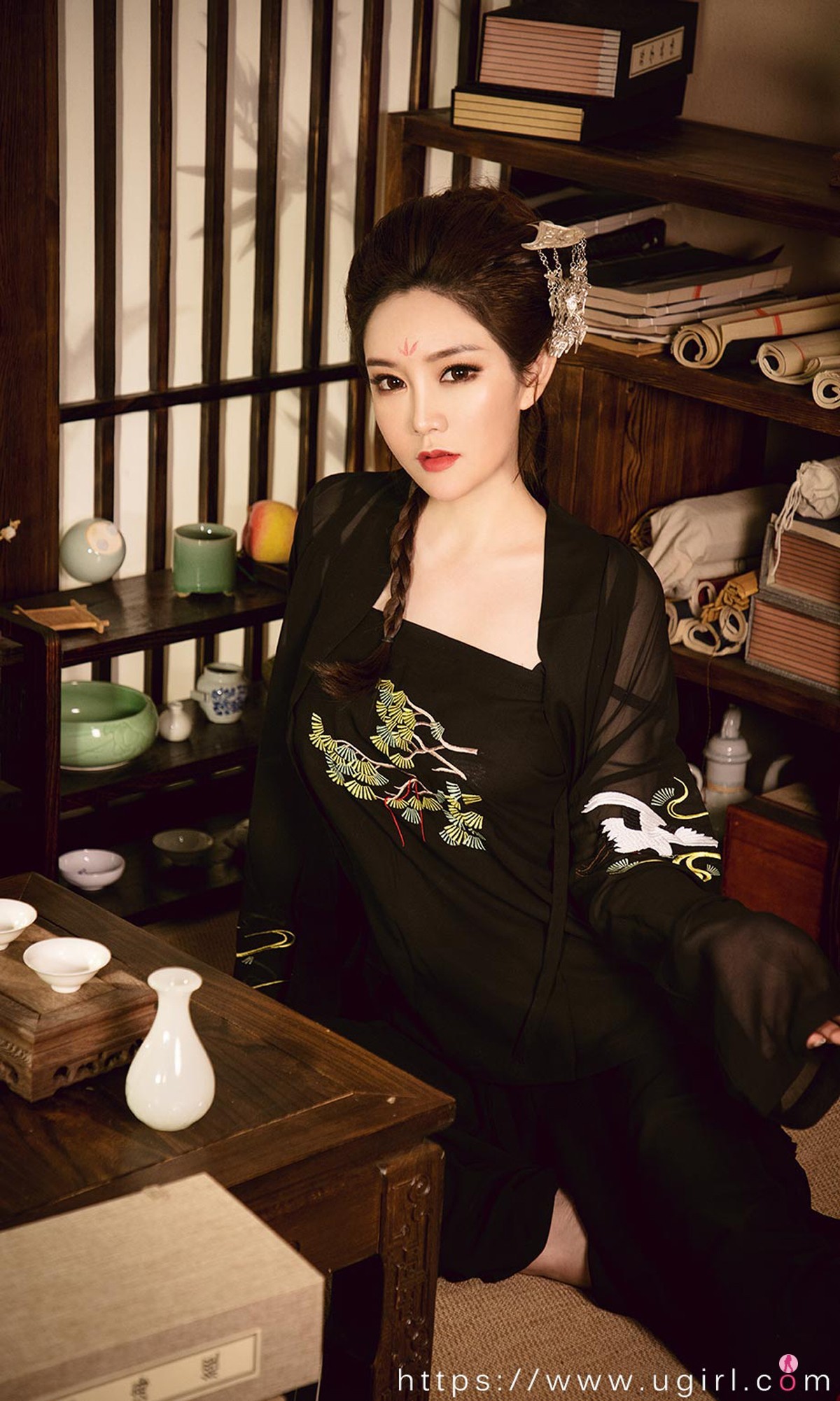 [Ugirls爱尤物]No.2010_嫩模金梓琳私房黑色薄纱服饰+红色霓裳真空透视诱惑写真35P