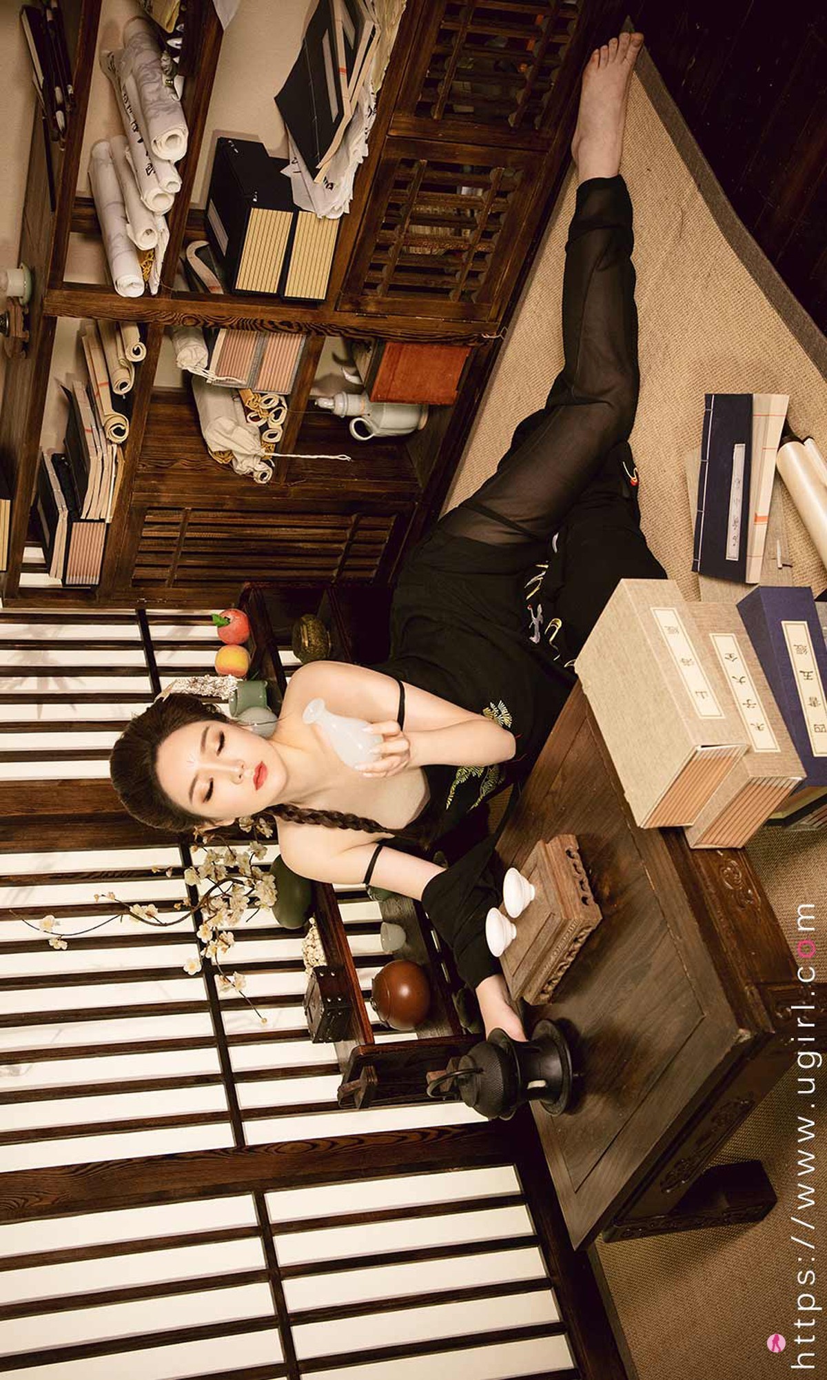 [Ugirls爱尤物]No.2010_嫩模金梓琳私房黑色薄纱服饰+红色霓裳真空透视诱惑写真35P