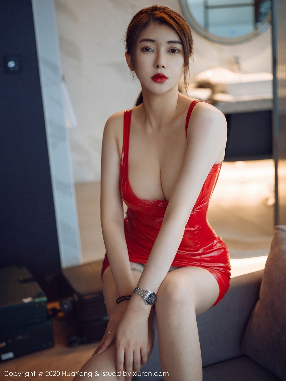 [HuaYang花漾]Vol.345_女神凯竹•廿十私房低胸猩红皮裙配超薄肉丝裤袜诱惑写真42P
