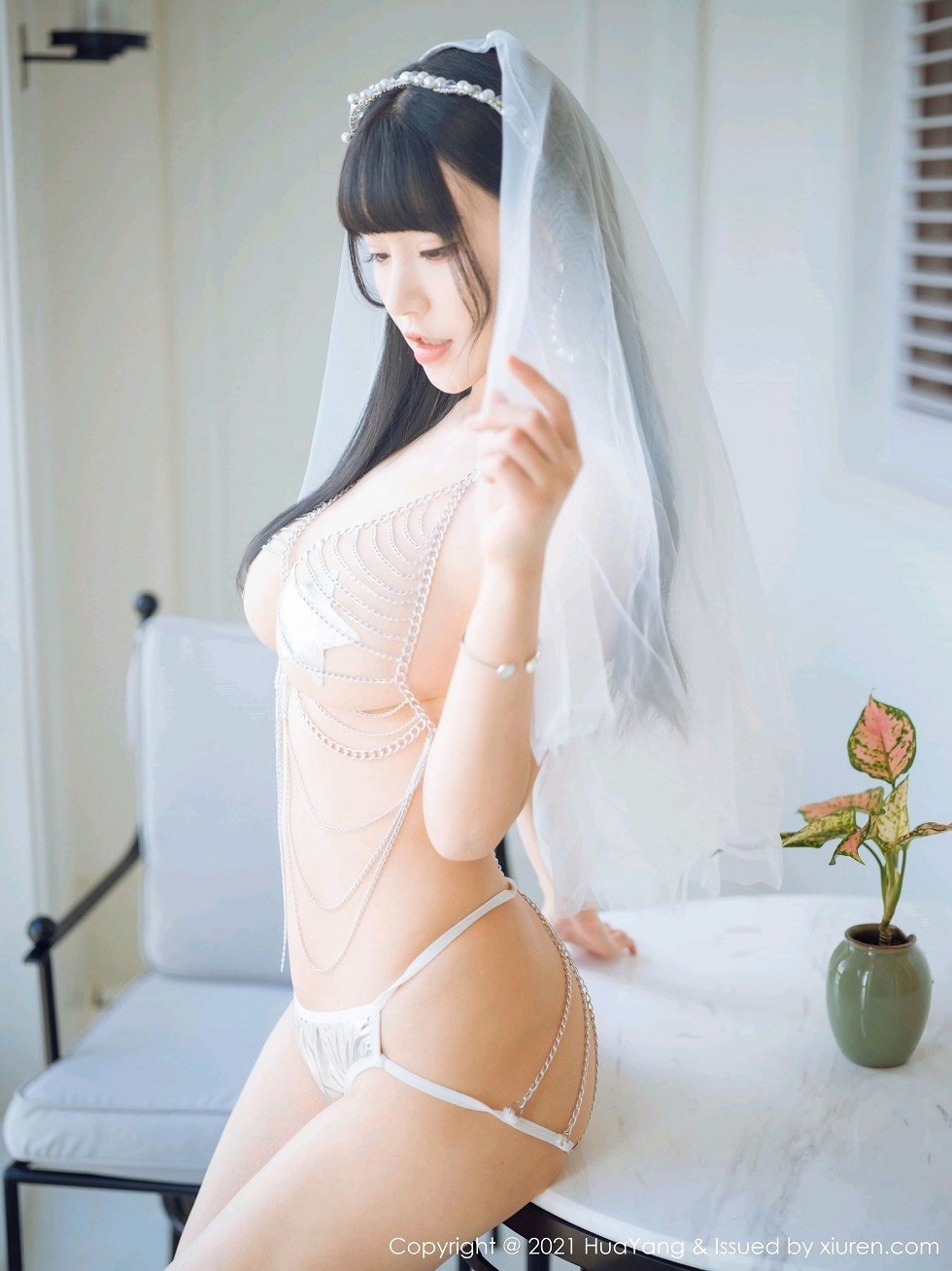 [HuaYang花漾]Vol.352_女神朱可儿Flower厦门旅拍情趣婚纱金缕衣露傲人豪乳诱惑写真62P