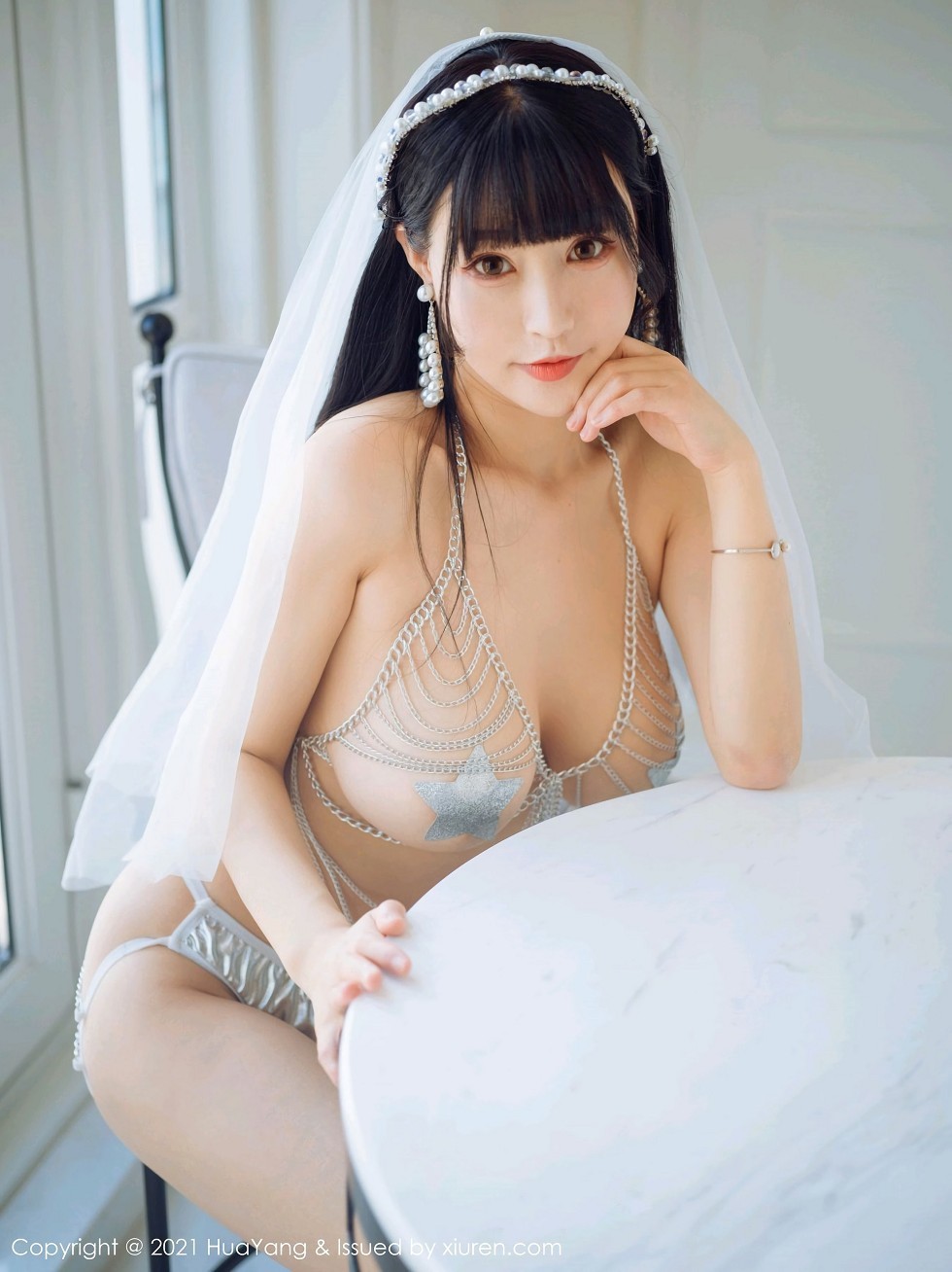 [HuaYang花漾]Vol.352_女神朱可儿Flower厦门旅拍情趣婚纱金缕衣露傲人豪乳诱惑写真62P