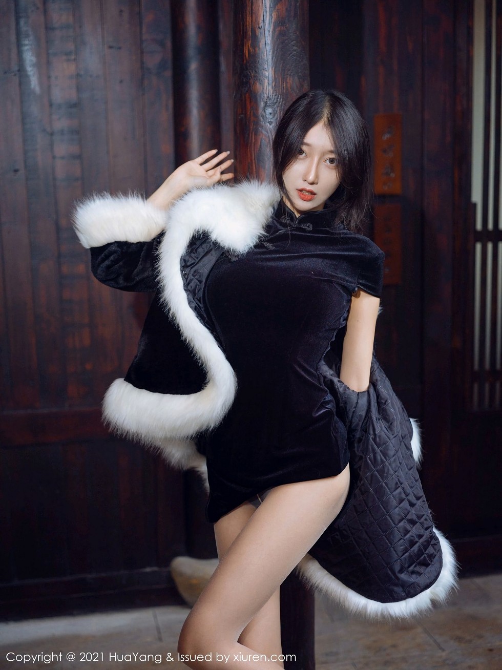 [HuaYang花漾]Vol.353_嫩模玥儿玥er杭州旅拍古韵典雅旗袍配肉丝裤袜诱惑写真57P