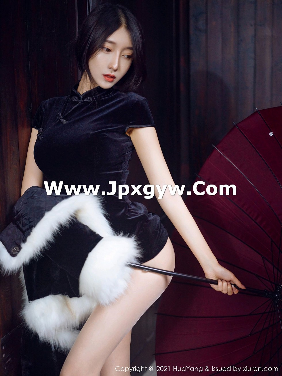[HuaYang花漾]Vol.353_嫩模玥儿玥er杭州旅拍古韵典雅旗袍配肉丝裤袜诱惑写真57P