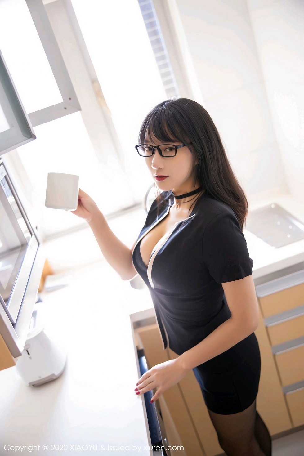 [XiaoYu画语界]Vol.436_嫩模何嘉颖经典职场制服半脱露豪乳开档黑丝裤袜诱惑写真100P