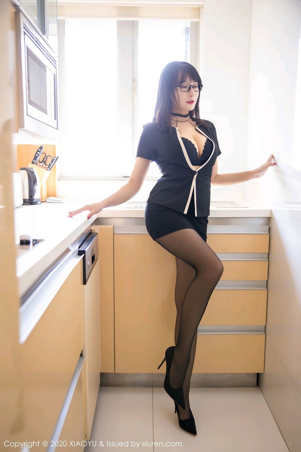 [XiaoYu画语界]Vol.436_嫩模何嘉颖经典职场制服半脱露豪乳开档黑丝裤袜诱惑写真100P