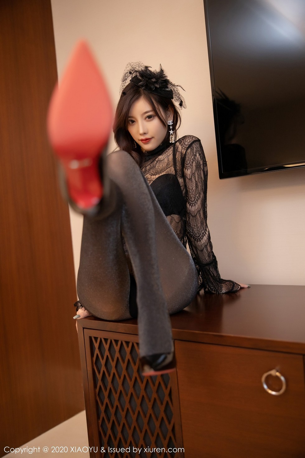 [XiaoYu画语界]Vol.442_女神杨晨晨sugar成都旅拍黑色情趣内衣配黑丝裤袜诱惑写真75P