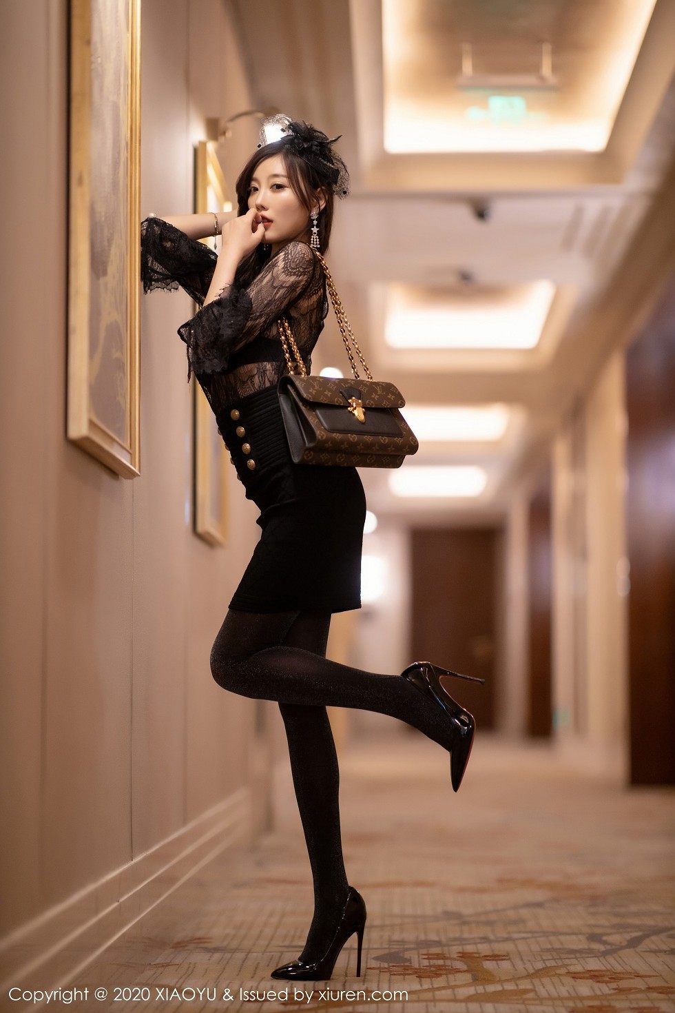 [XiaoYu画语界]Vol.442_女神杨晨晨sugar成都旅拍黑色情趣内衣配黑丝裤袜诱惑写真75P
