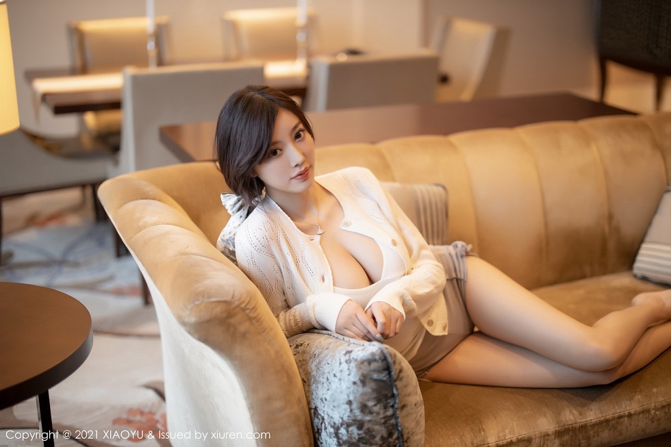 [XiaoYu画语界]Vol.447_女神杨晨晨sugar成都旅拍私房床上半脱肉丝裤袜诱惑写真51P