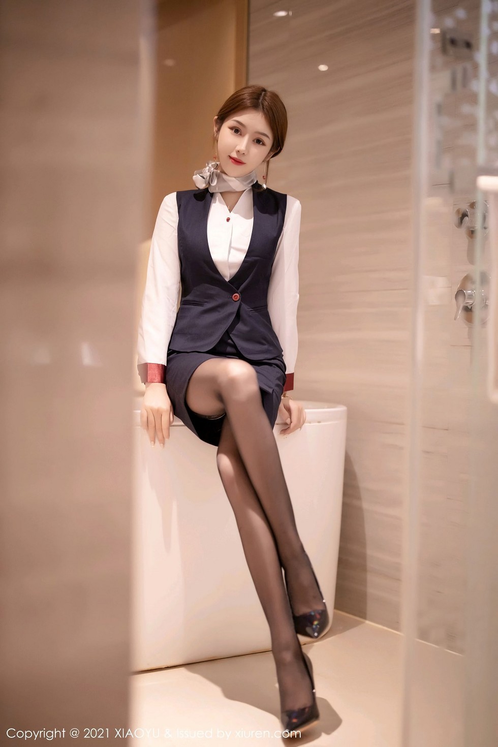 [XiaoYu画语界]Vol.449_嫩模梦梵经典空乘制服半脱露红色内衣蕾丝吊袜撩人诱惑写真77P