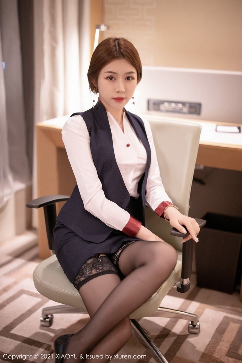 [XiaoYu画语界]Vol.449_嫩模梦梵经典空乘制服半脱露红色内衣蕾丝吊袜撩人诱惑写真77P