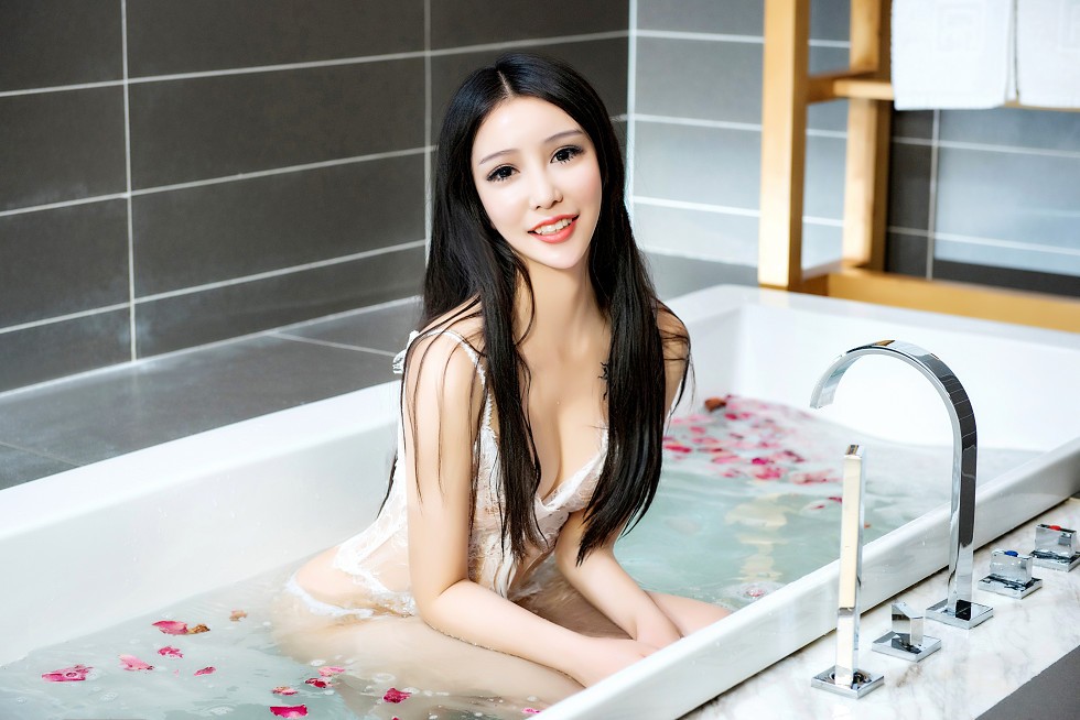 [SLADY猎女神]NO.007_嫩模怡萱私房内衣+白色蕾丝情趣内衣浴缸里湿身诱惑写真63P