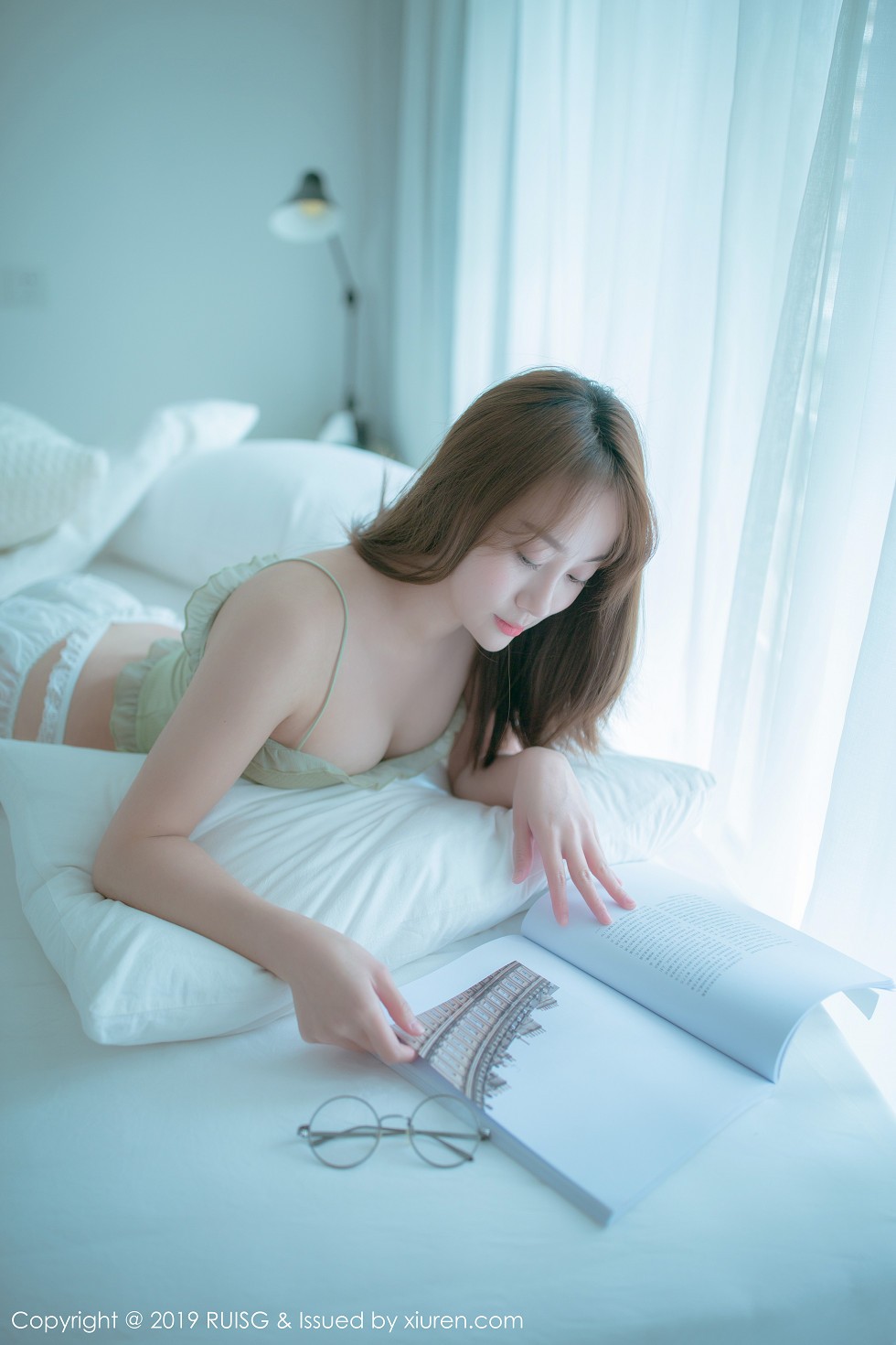 [RUISG瑞丝馆]VOL.080_嫩模风衣月Lucy私房床上性感内衣配白色腿袜清爽迷人写真46P