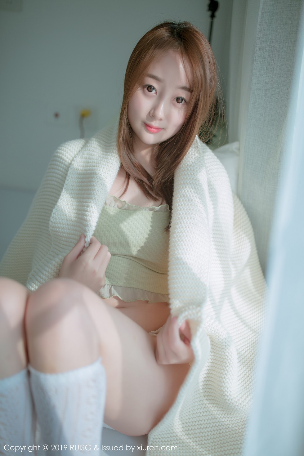 [RUISG瑞丝馆]VOL.080_嫩模风衣月Lucy私房床上性感内衣配白色腿袜清爽迷人写真46P