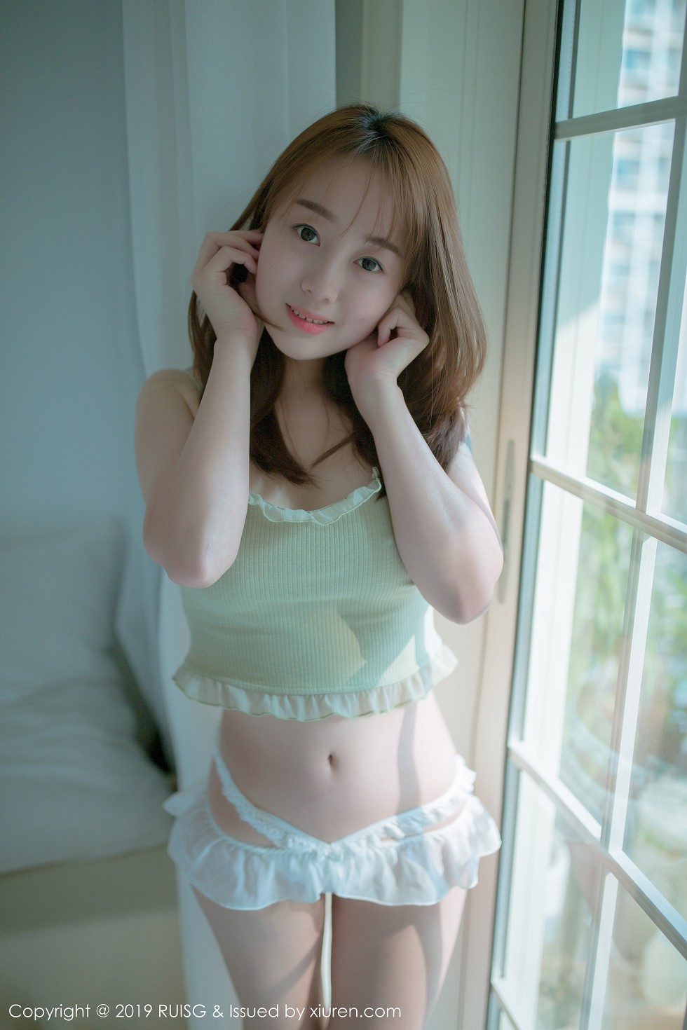 [RUISG瑞丝馆]VOL.080_嫩模风衣月Lucy私房床上性感内衣配白色腿袜清爽迷人写真46P
