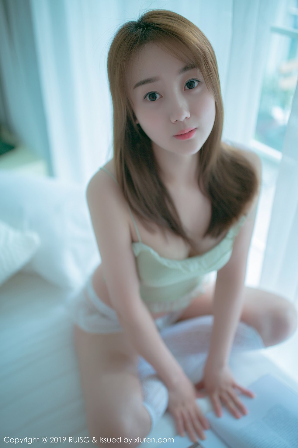 [RUISG瑞丝馆]VOL.080_嫩模风衣月Lucy私房床上性感内衣配白色腿袜清爽迷人写真46P