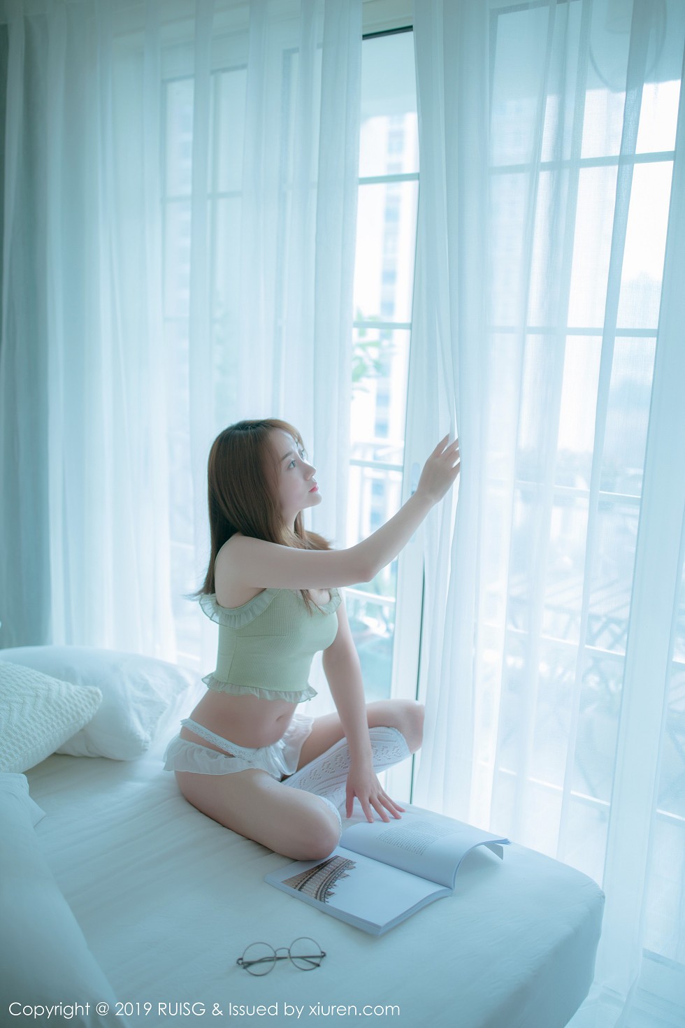 [RUISG瑞丝馆]VOL.080_嫩模风衣月Lucy私房床上性感内衣配白色腿袜清爽迷人写真46P